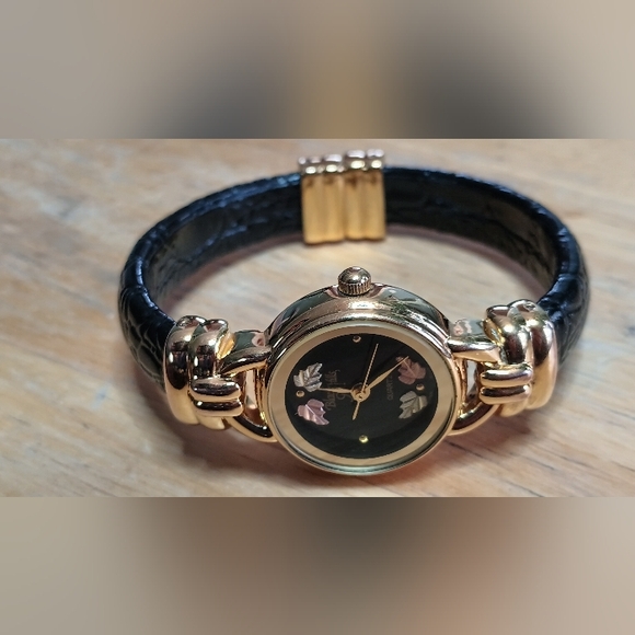 X Ladies Quartz Black Hills Gold watch. Gold tone case real gold leaves black - Picture 2 of 6